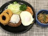 「本日のAランチは　おろしハンバーグ　目玉焼き　イカリング」