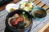 「手作りコチュジャン×さかな家のタレが味の決め手｜石焼きビビンバランチ1,000円」