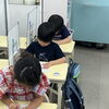 黄色いテーブルで集中学習！幼児さんの「自分の席」をご紹介　足立区　北千住　学習塾　乳幼児　小学生　中高生
