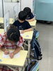 集中して学びに励む子供たち「黄色いテーブルで集中学習！幼児さんの「自分の席」をご紹介　足立区　北千住　学習塾　乳幼児　小学生　中高生」