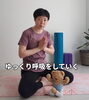 親指のつけ根を胸に添えて呼吸をするとリラックスしてきます「更年期で眠れない人へ。その不調、年齢のせいにしていませんか？」