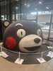 熊本駅構内のくまモンヘッド。ちょっと不気味（笑）「インディの《飲むリエ日誌》 其の七十四本目」