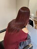 あなただけの特別な美色が見つかる「ボルドートップスと赤みブラウンが馴染むロングストレート」