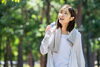 「【肩こり解消】原因は「巻き肩」と「猫背」のセットにあり！縮んだ胸を広げるリセット術！」