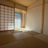 畳の柔らかな質感と、木の温もりを感じる柱や建具。 そこに差し込む自然光が、時間の流れとともにゆっくりと表情を変えていきます。【お洒落×長持ち×快適｜ReGen Homes by タナベ住建】