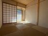 「畳の柔らかな質感と、木の温もりを感じる柱や建具。 そこに差し込む自然光が、時間の流れとともにゆっくりと表情を変えていきます。【お洒落×長持ち×快適｜ReGen Homes by タナベ住建】」