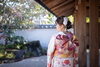 鮮やかな着物と美しい庭園「問屋町レンタル着物TUZUMI　2027・2028年はたちの集い　ご予約は早めのご来店相談がおすすめです」