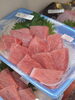 「今日は案の定大時化で魚があまりありませんが前日分で持っている魚はあるので刺身も色々並んでおります😄」