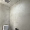 トイレの壁にひと工夫。ゼオライト施工で快適性アップ！