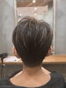 ハイライトで白髪ぼかしも可能にする刈り上げショート「暗めベースに大人ハイライトを効かせた刈り上げショート」