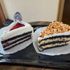黒いスポンジが印象的な2種のショートケーキ