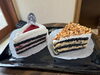 ２つの味を選ぶ贅沢なケーキ「黒いスポンジが印象的な2種のショートケーキ」