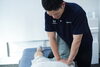 「《座りっぱなしでつらい腰・背中のハリ、その原因は「姿勢」かも？》」