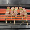 夜メニューの焼き鳥をじっくり焼き上げています