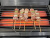 「夜メニューの焼き鳥をじっくり焼き上げています」