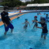 屋外プールで夏の水あそびを楽しんでいます