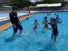 子供たちの開放的なプール遊び。「屋外プールで夏の水あそびを楽しんでいます」