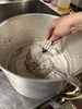 品質を保つ丁寧な作業「蜂蜜の香りをまとわせるハニーエールの仕込み中です」