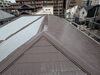 「屋根塗装の中塗り進行中です（白の下塗り＋茶色の中塗り）」