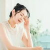 その頭痛・耳の閉塞感、実は「顎のコリ」かも？座ったままできる2大マッサージ＆ストレッチ