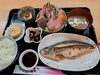 職人技が光る確かな味覚「アジの塩焼き＋刺身盛り合わせ定食のご紹介　2500円（税込）」