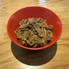 週末は炒め牛丼でガッツリごはん！BLACK味とガリバタ醤油が人気