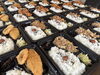 温かい手作りの味はお弁当も格別「本日レアな日曜営業！唐揚げ＆ポテサラたっぷりあります」