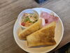(3) 焼きたてパンと彩りサラダ「朝ごはんをゆっくり味わうことも「自分をいたわる時間」」