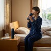 腰痛を治したければストレッチを捨てろ？朝の腰を救う『枕元の1杯』の科学