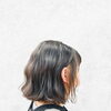 横顔が映えるボブヘアに、さりげないイヤリングカラーをプラス