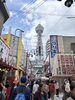 新世界のシンボル、通天閣へと続く活気ある街「ディープな大阪！！大阪・新世界で粉もん＆串カツ三昧！にぎやかなまち歩き」