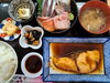 市場直送の魚介を堪能したいあなたへ「ブリの煮付け＋刺身盛り合わせ定食のご紹介　2800円（税込）」