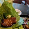 豚肉カルビを葉野菜で包んで味わう韓国家庭スタイル