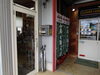 あなたのカーライフをサポートします「本日の開店準備完了！店舗入口と展示車を整えてお待ちしています」