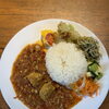 本日の完熟トマトチキンカレーと彩り惣菜、イートインのお知らせ