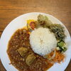 本日の完熟トマトチキンカレーと彩り惣菜、イートインのお知らせ