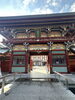 美しく装飾された伝統的な門「佐賀県・祐徳稲荷神社で感じた心のととのい時間」