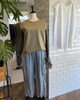 こだわりの服があなたを彩る「カーキトップス×ライトブルーカーゴでつくる大人のリラックスコーデ」