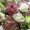 アンティークカラーで仕立てる、季節の花あしらい