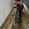 住宅外壁まわりの狭い通路で配管まわりの掘削作業を行いました👷‍♂️