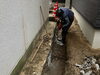 「住宅外壁まわりの狭い通路で配管まわりの掘削作業を行いました👷‍♂️」