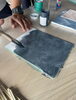 刷毛の動きを活かした、アートのような仕上がりに「Moire×MURAウォールで“絵画みたいな”サンプル板を制作しました！」
