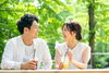 緑の中のカフェでデートを楽しむ二人「今からでも間に合う！【年内成婚】を目指すラストチャンス🌿」