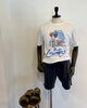 リゾート風プリントが目を惹く大人のTシャツ「プリントTシャツ×ショートパンツでつくる大人のリラックスメンズコーデ」