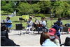 公園でのync, 仲間たちと音楽を楽しむ「退職後に始めたギターで地域へ音楽を届ける――80代リーダーから学ぶ“自分のできること”」