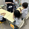 黄色いテーブルでカードインプット！幼児さんの「数の学びや言葉や暗記力アップ」の時間　足立区　北千住　学習塾　乳幼児　小学生　中高生