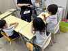 知的好奇心を刺激する活気ある教室「黄色いテーブルでカードインプット！幼児さんの「数の学びや言葉や暗記力アップ」の時間　足立区　北千住　学習塾　乳幼児　小学生　中高生」