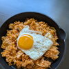 半熟卵をのせた、あつあつキムチチャーハン