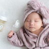 バスローブ姿が主役の、かわいいニューボーンフォト