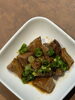 甘辛く味付けたカツオにネギ「一口サイズでパクッ♪カツオの角煮で気軽にちょい飲みしませんか？」